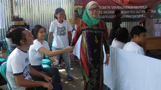 Bimbim Slank bersama istri dan ibunya saat berada di TPS 16, Duren Tiga, Jakarta Selatan, Rabu (19/4/2017) [suara.com/Puput Pandansari]