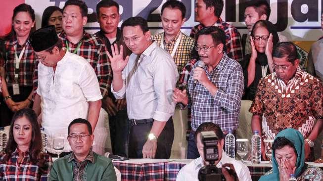 Pasangan calon Gubernur nomor urut dua Basuki Tjahaja Purnama (Ahok)-Djarot Saiful Hidayat bersama dengan partai pendukung memberikan keterangan pers di Jakarta, Rabu (19/4).