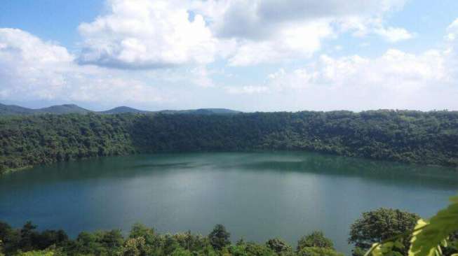 Cinta Terlarang, Kain Tenun, dan Nenek Buaya di Danau Asmara