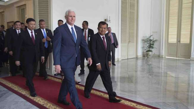 Wakil Presiden Jusuf Kalla menerima kunjungan Wakil Presiden Amerika Serikat (AS) Michael R. Pence untuk melakukan pertemuan bilateral di Istana Wakil Presiden, Jakarta, Kamis (20/4).