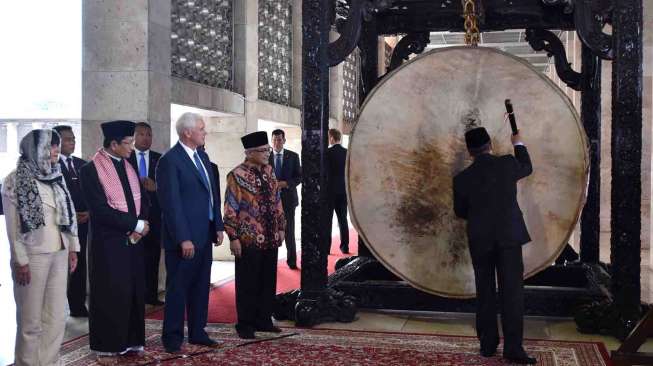 Wakil Presiden Amerika Serikat Michael R. Pence mengunjungi Masjid Istiqlal di Jakarta, Kamis (20/4).