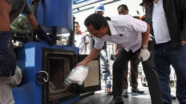 Badan Narkotika Nasional (BNN) melakukan pemusnahan barang bukti hasil tindak pidana Narkotika di gedung BNN Jakarta, Kamis (20/4).