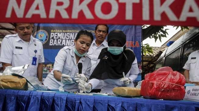 Badan Narkotika Nasional (BNN) melakukan pemusnahan barang bukti hasil tindak pidana Narkotika di gedung BNN Jakarta, Kamis (20/4).