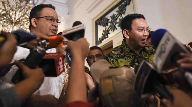 Calon Gubernur DKI Jakarta Anies Baswedan temui Gubernur DKI Jakarta Basuki Tjahaja Purnama atau Ahok di Balai Kota, Jakarta, Kamis (20/4).