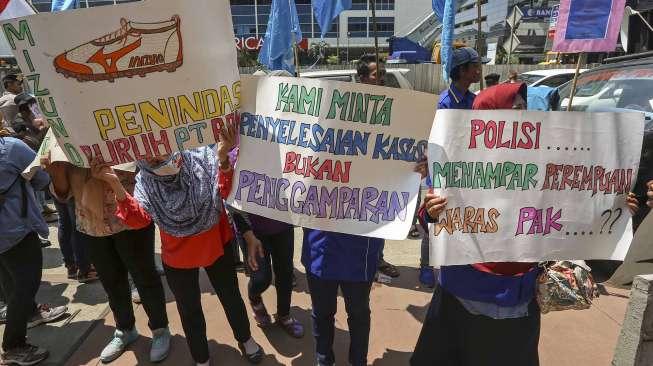 Puluhan buruh melakukan aksi unjuk rasa di depan kantor Kedutaan Besar Jepang, di Jakarta, Kamis (20/4)