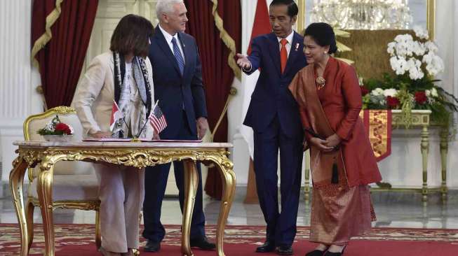 Presiden Joko Widodo menerima kunjungan kehormatan Wakil Presiden Amerika Serikat Michael R. Pence di Istana Kepresidenan, Jakarta, Kamis (20/4).