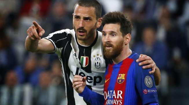 Pemain Juventus Leonardo Bonucci berbincang dengan pemain Barcelona Lionel Messi usai pertandingan [AFP]