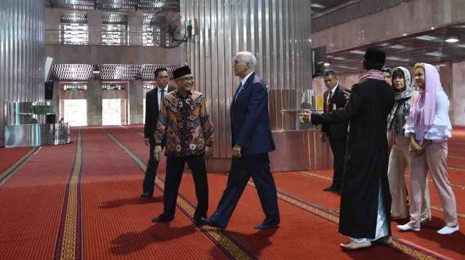 Michael R Pence melakukan pertemuan dengan lintas agama.