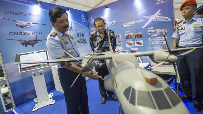 Pameran Dirgantara 2017 di Terminal Selatan, Lanud Halim Perdanakusuma, Jakarta, Kamis (20/4).