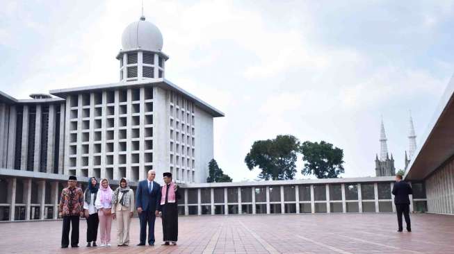 Wakil Presiden Amerika Serikat Michael R. Pence mengunjungi Masjid Istiqlal di Jakarta, Kamis (20/4).