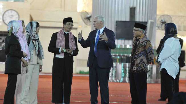 Wakil Presiden Amerika Serikat Michael R. Pence mengunjungi Masjid Istiqlal di Jakarta, Kamis (20/4).