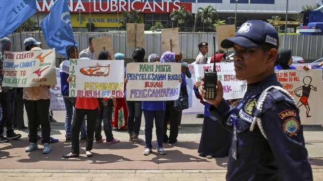 Puluhan buruh melakukan aksi unjuk rasa di depan kantor Kedutaan Besar Jepang, di Jakarta, Kamis (20/4)