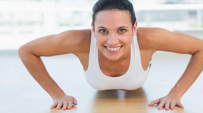 Push up, salah satu latihan fisik yang dapat mengencangkan otot payudara. (Shutterstock)