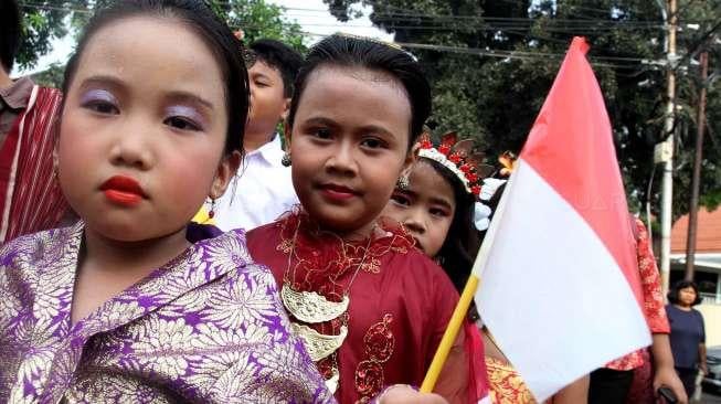 Sejumlah murid SD dan TK Ignatius Menteng melakukan karnaval di kawasan Menteng, Jakarta Pusat, Jumat (21/4).