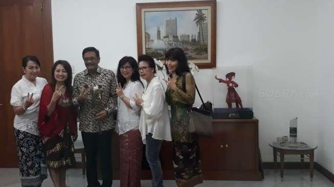 Ibu Ini Nangis dan Tak Berani Nonton TV karena Ahok-Djarot Kalah