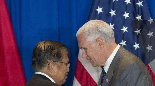 Wakil Presiden Jusuf Kalla dan Wakil Presiden Amerika Serikat (AS) Michael R. Pence hadir dalam Business Leaders and Commercial Deal Signing, Jakarta, Jumat (21/4).