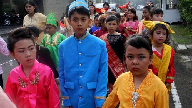 Sejumlah murid SD dan TK Ignatius Menteng melakukan karnaval di kawasan Menteng, Jakarta Pusat, Jumat (21/4).