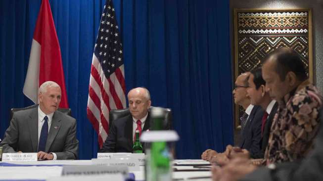 Wakil Presiden Jusuf Kalla dan Wakil Presiden Amerika Serikat (AS) Michael R. Pence hadir dalam Business Leaders and Commercial Deal Signing, Jakarta, Jumat (21/4).