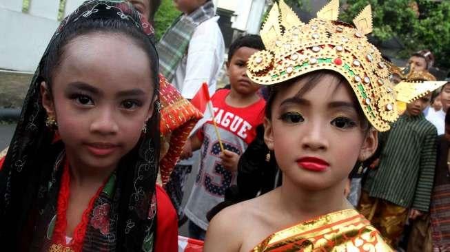 Sejumlah murid SD dan TK Iganatius Menteng melakukan karnaval di kawasan Menteng, Jakarta Pusat, Jumat (21/4).