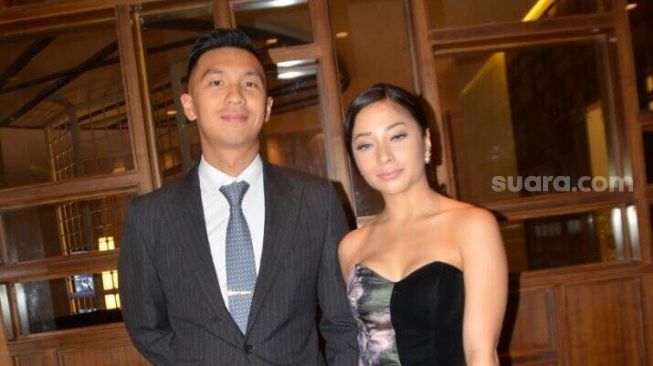 Nikita Willy didampingi kekasihnya, Indra Priawan, hadiri resepsi pernikahan Kezia Karamoy dan Axel Narang di Hotel Pullman, Jakarta Pusat, Sabtu (22/4/2017). [suara.com/Wahyu]