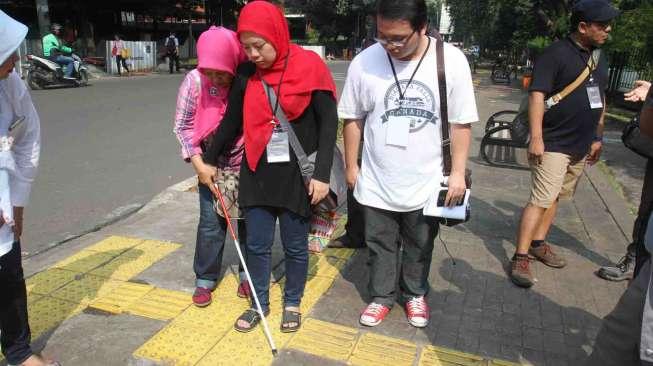 Penyandang disabilitas menjajal trotoar baru di kawasan Taman Ayodya, Jakarta, Sabtu (22/4).