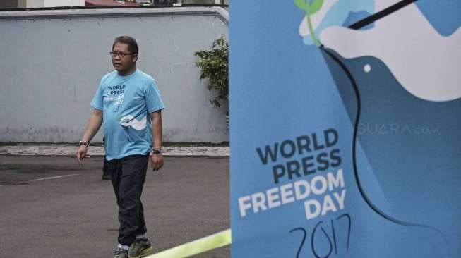 Menteri Komunikasi dan Informatika Rudiantara mengikuti jalan santai dalam rangka promosi Hari Kebebasan Pers Sedunia (WPFD) di momen Car Free Day (CFD) di Jakarta, Minggu (23/4/2017). [Suara.com/Kurniawan Mas'ud]