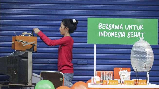 Suasana di sela-sela acara jalan santai dalam rangka promosi Hari Kebebasan Pers Sedunia (WPFD) di momen Car Free Day (CFD) di Jakarta, Minggu (23/4/2017). [Suara.com/Kurniawan Mas'ud]