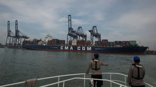 Petugas polisi perairan tampak memantau kapal kontainer terbesar, CMA CGM Otello, yang sandar di Jakarta International Container Terminal (JICT), Jakarta, Minggu (23/4/2017). [Antara/Rosa Panggabean]