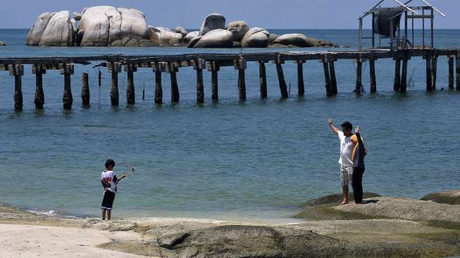 Pengunjung berfoto di kawasan wisata Pulau Berhala, Lingga, Kepulauan Riau, Minggu (23/4/2017), dalam rangka mengisi libur panjang akhir pekan. [Antara/Wahdi Septiawan]