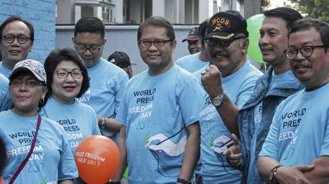 Menkominfo Rudiantara bersama Dewan Pers mengikuti acara jalan santai dalam rangka promosi Hari Kebebasan Pers Sedunia (WPFD) di momen Car Free Day (CFD) di Jakarta, Minggu (23/4/2017). [Suara.com/Kurniawan Mas'ud]