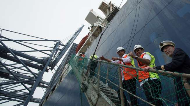 Menhub Budi Karya Sumadi (tengah) dan Dirut PT Pelindo II Elvyn G Masassya (kedua kanan) menaiki kapal CMA CGM Otello dalam peresmian kedatangan kapal kontainer terbesar itu di JICT, Jakarta, Minggu (23/4/2017). [Antara/Rosa Panggabean]