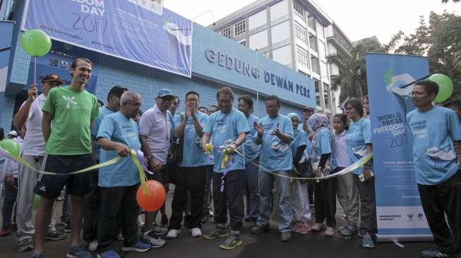 Menteri Komunikasi dan Informatika Rudiantara bersama Dewan Pers membuka acara jalan santai dalam rangka promosi Hari Kebebasan Pers Sedunia (WPFD) di momen Car Free Day (CFD) di Jakarta, Minggu (23/4/2017). [Suara.com/Kurniawan Mas'ud]