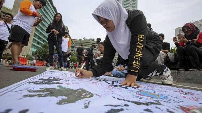 Badan Nasional Penanggulangan Bencana (BNPB) menggalang dukungan warga dalam rangka persiapan pencanangan Hari Kesiapsiagaan Bencana Nasional 2017, di sela momentum Car Free Day di Jakarta, Minggu (23/4/2017). [Suara.com/Kurniawan Mas'ud]