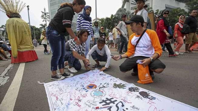 Badan Nasional Penanggulangan Bencana (BNPB) menyelenggarakan sosialisasi dalam rangka persiapan pencanangan Hari Kesiapsiagaan Bencana Nasional 2017, di sela momentum Car Free Day di Jakarta, Minggu (23/4/2017). [Suara.com/Kurniawan Mas'ud]