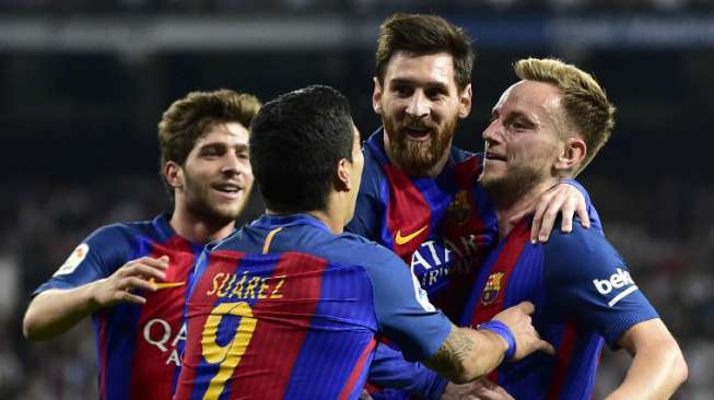 Para pemain Barcelona merayakan gol Ivan Rakitic (kanan) ke gawang Real Madrid. GERARD JULIEN / AFP