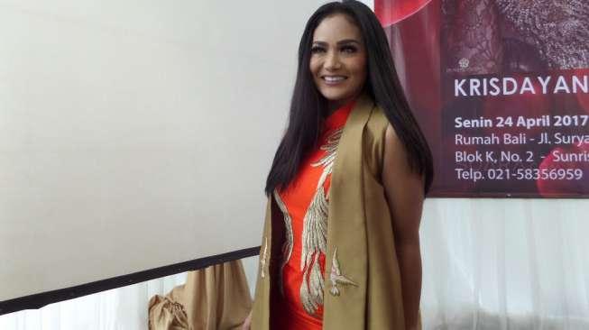 Krisdayanti saat di Beauty Inc Klinik, Kebon Jeruk, Jakarta Barat, Senin (24/4/2017). [Suara.com/Wahyu Tri Laksono]