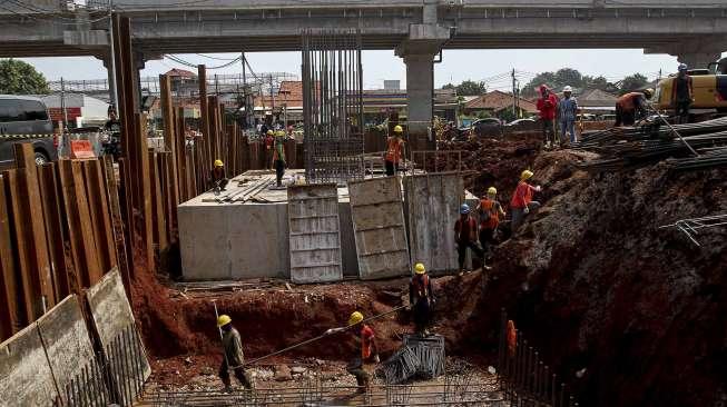 Pekerja memasang rangka baja untuk membuat tiang pondasi pembangunan proyek Tol Becakayu di Kalimalang, Jakarta, Senin (24/4/2017). [Suara.com/Kurniawan Mas'ud]