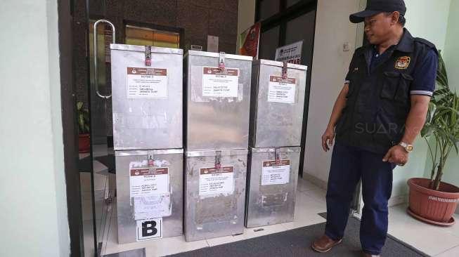 Petugas Pemilihan Kecamatan (PPK) dan Panitia Pemungutan Suara (PPS) Kecamatan Menteng bersiap mengantarkan logistik Pilkada DKI Jakarta 2017 hasil rapat pleno tingkat kecamatan di Jakarta, Senin (24/7/2017). [Suara.com/Kurniawan Mas'ud]