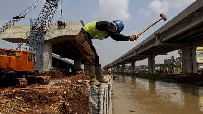 Pekerja tampak melanjutkan pekerjaan proyek Tol Becakayu di Kalimalang, Jakarta, Senin (24/4/2017). [Suara.com/Kurniawan Mas'ud]