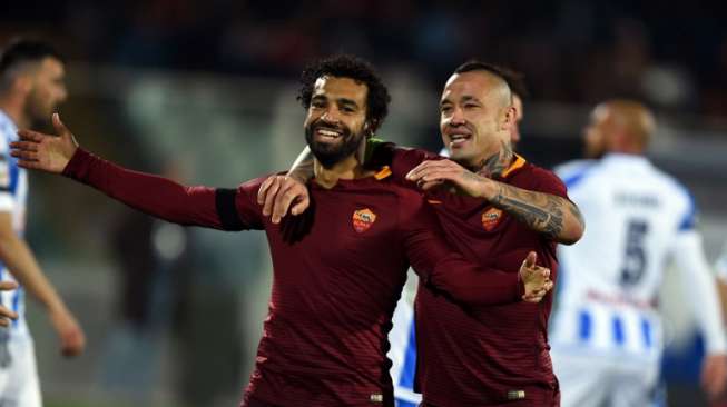 Dua punggawa AS Roma Mohamed Salah dan Radja Nainggolan rayakan gol ke gawang Pescara [AFP]