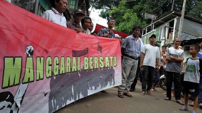 Warga RW 12 Kelurahan Manggarai, Kecamatan Tebet, Jakarta Selatan, yang rumahnya akan digusur untuk proyek jalur KA menuju Bandara Soekarno-Hatta, berkumpul di dekat pemukiman mereka, Selasa (25/4/2017). [Suara.com/Oke Atmaja]