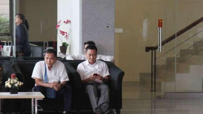 Anggota Komisi I DPR dari Fraksi Partai Golkar, Fayakhun Andriadi, hadir menjalani pemeriksaan di Gedung KPK, Jakarta, Selasa (25/4/2017), terkait perkara suap pengadaan alat monitoring satelit di Bakamla. [Suara.com/Oke Atmaja]