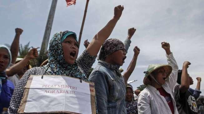 Ratusan petani korban konflik lahan di Telukjambe Karawang, Jawa Barat, dalam aksi kubur diri di depan Istana Negara, Jakarta, Selasa (25/4/2017). [Suara.com/Kurniawan Mas'ud]