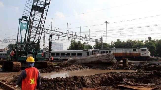 Sejumlah alat berat dioperasikan untuk mengerjakan pembangunan proyek rel dwiganda atau Double-Double Track (DDT) Manggarai-Cikarang, di kawasan Stasiun Manggarai, Jakarta, Selasa (25/4/2017). [Suara.com/Oke Atmaja]