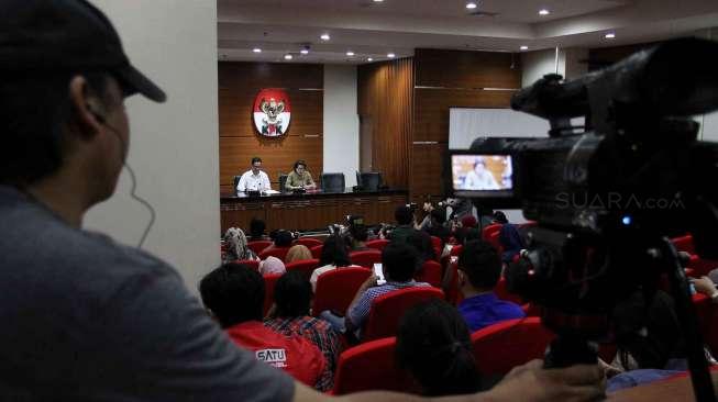 Wakil Ketua KPK Basaria Panjaitan menyampaikan keterangan pers terkait penetapan tersangka kasus Bantuan Likuiditas Bank Indonesia (BLBI) di Gedung KPK, Jakarta, Selasa (25/4/2017). [Suara.com/Oke Atmaja]