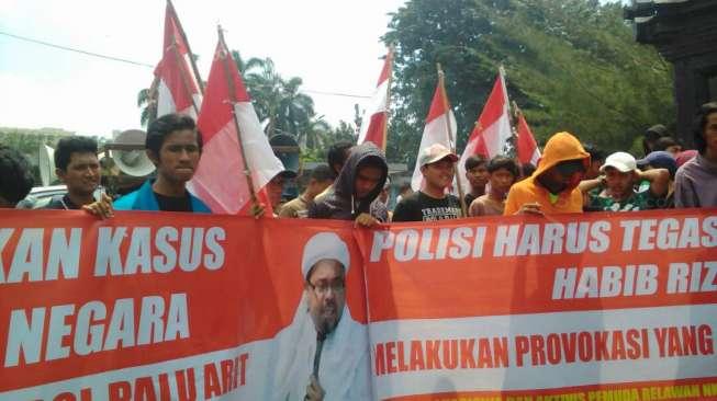 Mahasiswa Datangi Polda Desak Penjarakan Habib Rizieq
