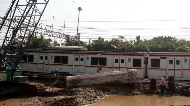 Sejumlah alat berat dioperasikan untuk mengerjakan pembangunan proyek rel dwiganda atau Double-Double Track (DDT) Manggarai-Cikarang, di kawasan Stasiun Manggarai, Jakarta, Selasa (25/4/2017). [Suara.com/Oke Atmaja]