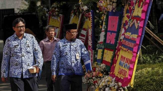 Deretan karangan bunga membanjiri Balai Kota DKI Jakarta, yang rata-rata bertuliskan ucapan terima kasih kepada Gubernur Basuki Tjahaja Purnama (Ahok) dan Wakil Gubernur Djarot Saiful Hidayat, Selasa (25/4/2017). [Suara.com/Kurniawan Mas'ud]