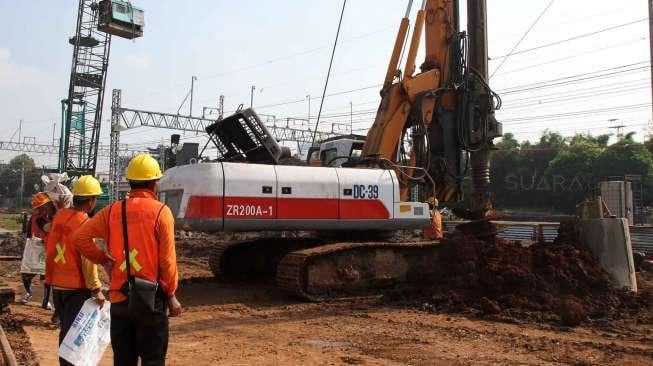 Sejumlah alat berat dioperasikan untuk mengerjakan pembangunan proyek rel dwiganda atau Double-Double Track (DDT) Manggarai-Cikarang, di kawasan Stasiun Manggarai, Jakarta, Selasa (25/4/2017). [Suara.com/Oke Atmaja]