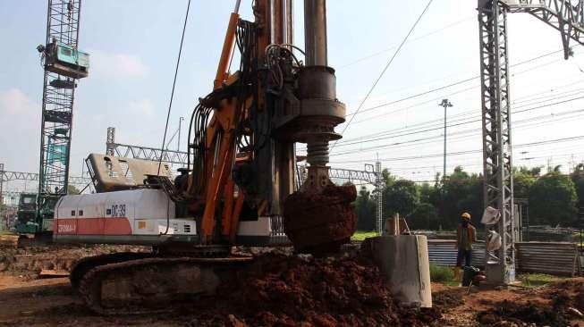 Sejumlah alat berat dioperasikan untuk mengerjakan pembangunan proyek rel dwiganda atau Double-Double Track (DDT) Manggarai-Cikarang, di kawasan Stasiun Manggarai, Jakarta, Selasa (25/4/2017). [Suara.com/Oke Atmaja]